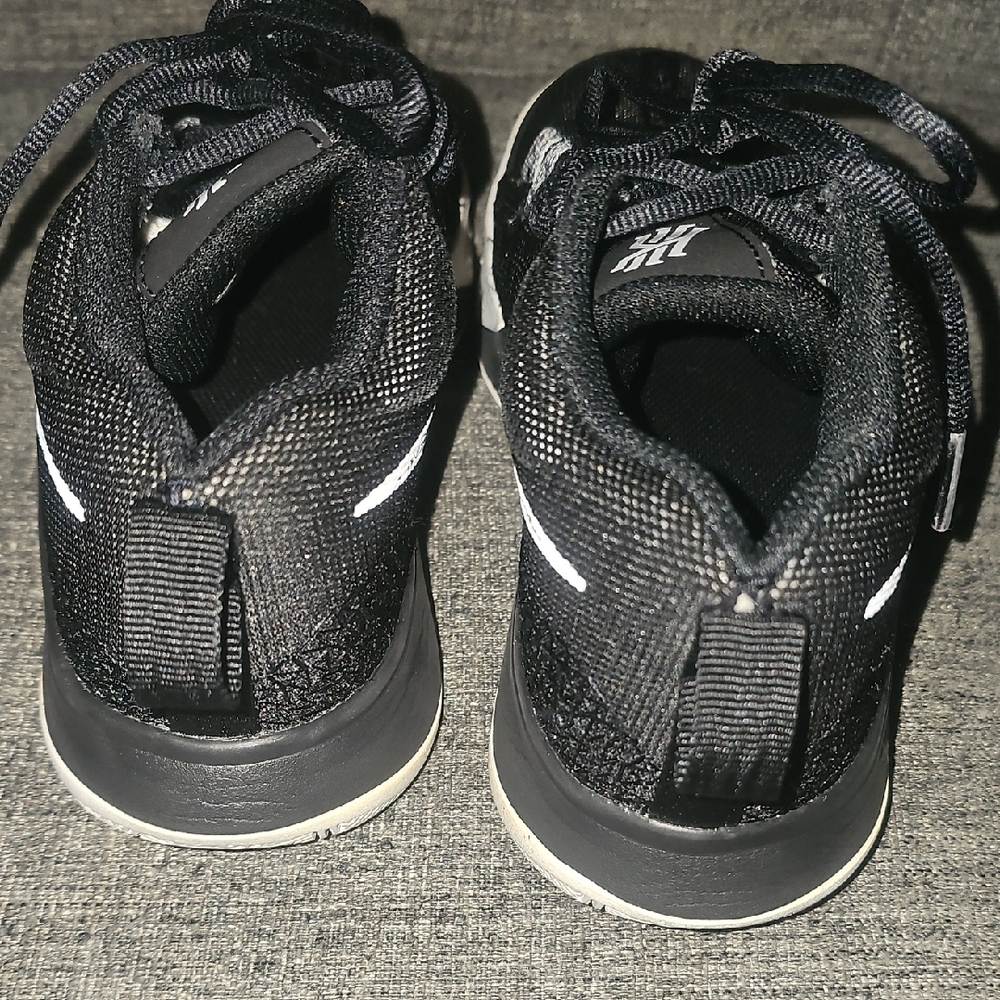 Nike Kyrie Flytrap 6 Boys Youth Size 4 Low Basketball Shoes - Picture 3 of 5